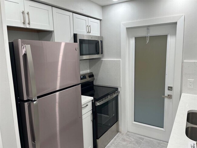 Building Photo - 1605 Pass a Grille Way