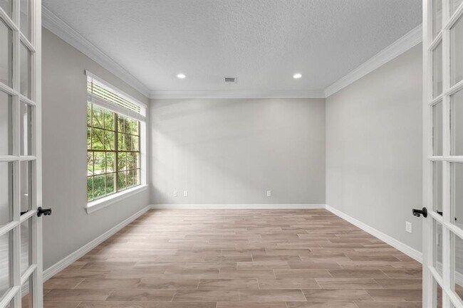 Building Photo - 6 Woodmere Pl