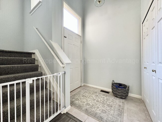 Building Photo - Beautifully Updated 2-Bedroom Townhouse w/ Finished Basement - Close to Royal Oak, Ferndale, Plea...