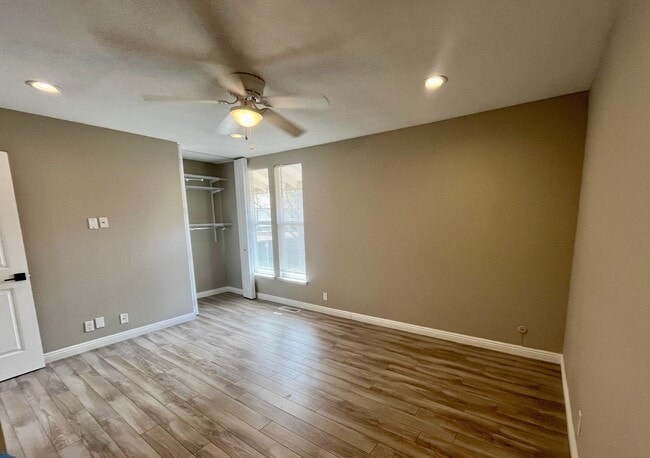 Building Photo - 5472 Roundtree Pl