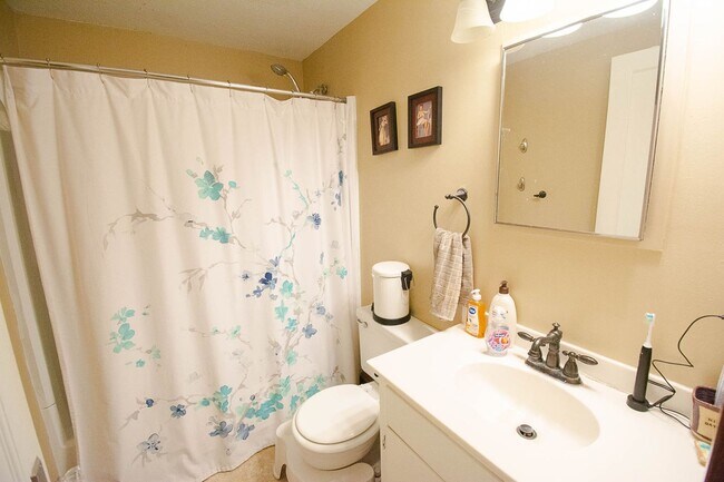 Building Photo - Charming & Spacious Main-Level Apartment Near Downtown