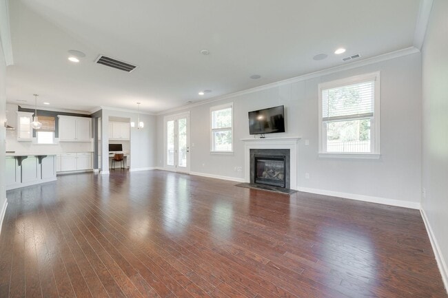 Building Photo - Gorgeous 4 bed 3.5 bath French country hom...