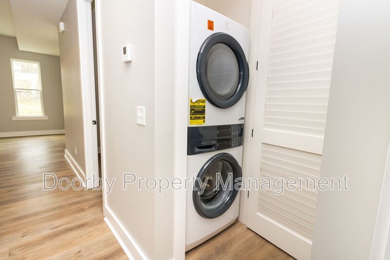 Building Photo - 905 W 39th St