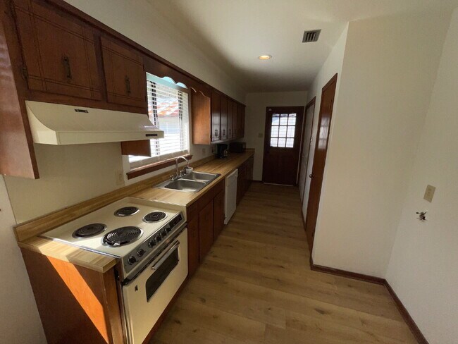 Building Photo - Welcome home to this charming 2-bedroom, 1-bath residence featuring a warm and inviting layout. E...