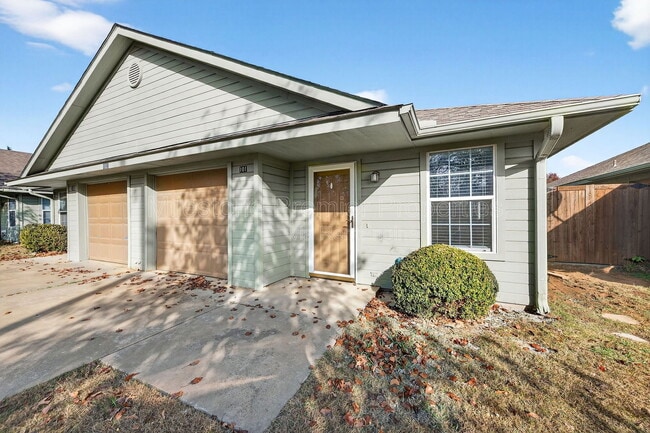 Building Photo - 1021 Rice St