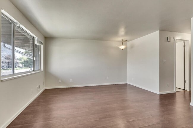 Building Photo - 817 W Heather Ln