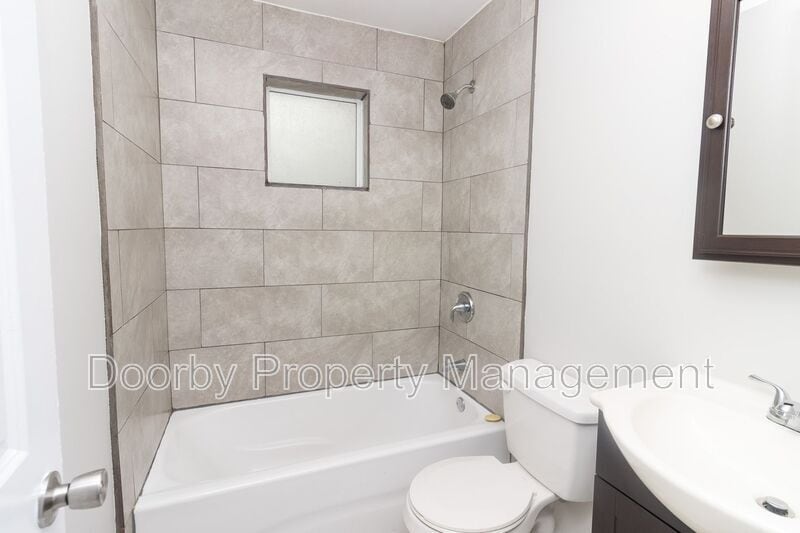 Building Photo - 1104 N Hawthorne St