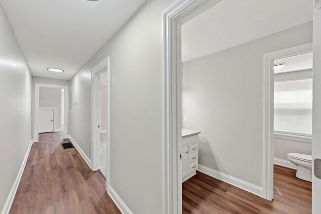 Building Photo - Updated 2BR Apartments Walkable to Xavier University