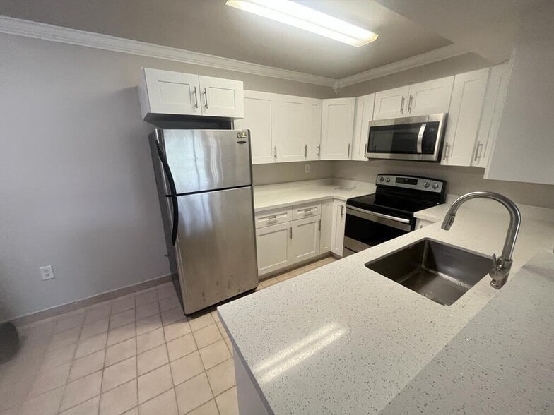 Building Photo - 450 Palm Cir W
