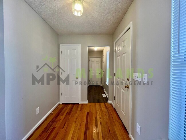 Building Photo - 5 Bridle Path Court