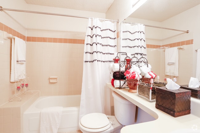 1BR, 1BA - 688 SF - The Retreat at Walnut Creek