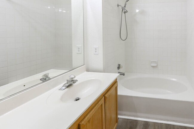 Building Photo - 2 Bedroom 2nd Floor West Vegas Condo