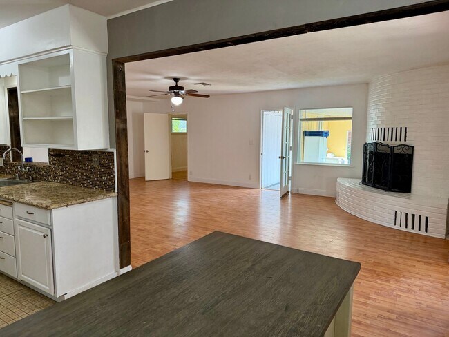 Building Photo - 223 Pollasky Ave