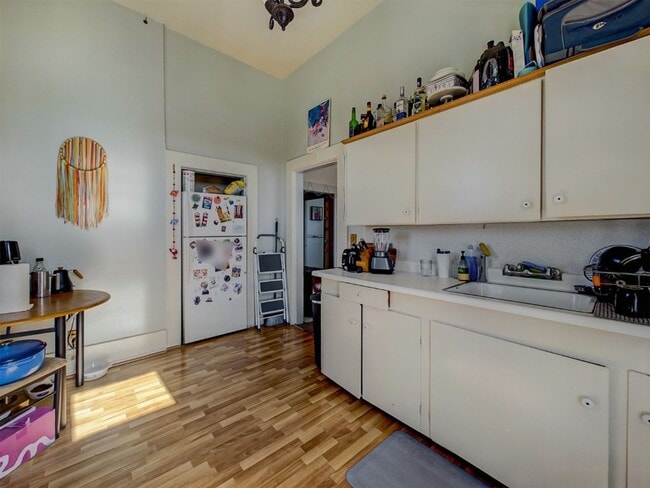 Building Photo - L 597