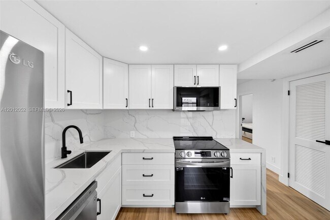 Building Photo - 3401 N Country Club Dr