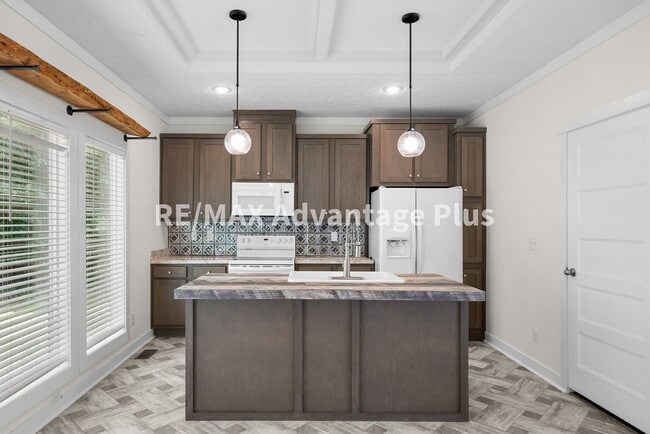 Building Photo - Modern Home Just Minutes to Farmville