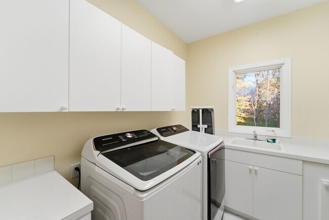 Building Photo - TIMELESS COMFORT!! 4 Bedroom, 4 Bathroom Home in Urbandale!