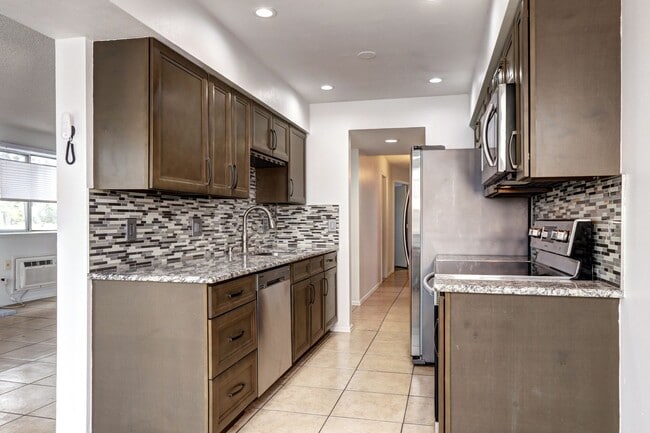 Building Photo - 2 bed 1 bath Condo in Victoria Crossing II