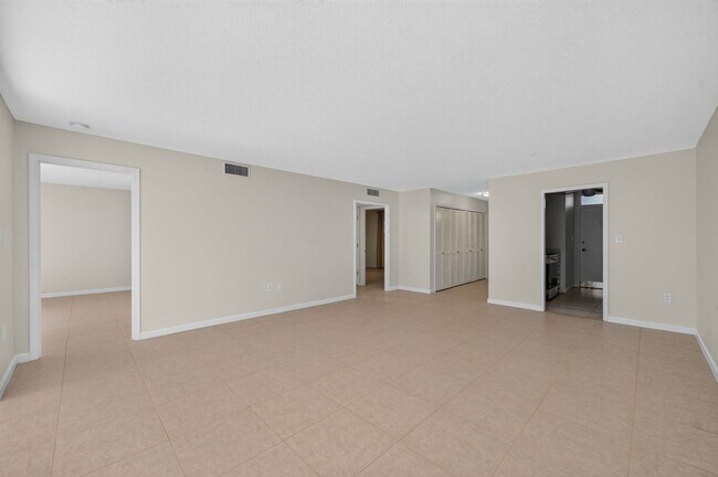 Building Photo - 55+ Winter Park Condo