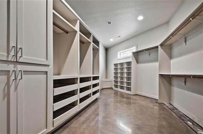 Building Photo - 17 W Augusta Ct