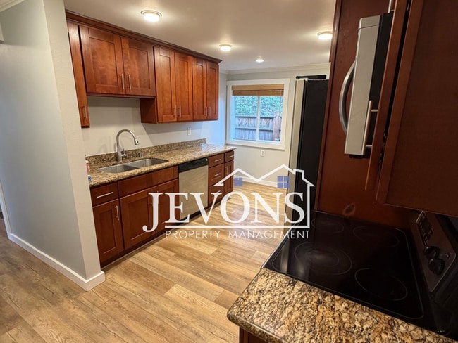 Building Photo - Spacious Single-Family Home on Elevated Corner Lot Near Seattle & Burien