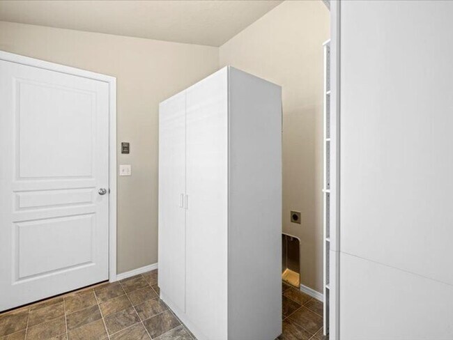 Building Photo - 6416 Three Rivers Dr
