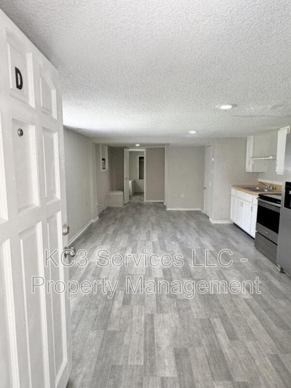 Building Photo - 6131 NE Vivion Rd