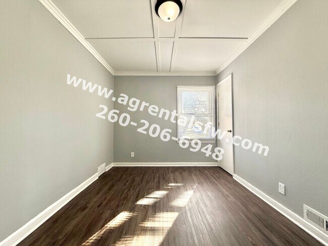 Building Photo - 3 Bedroom House