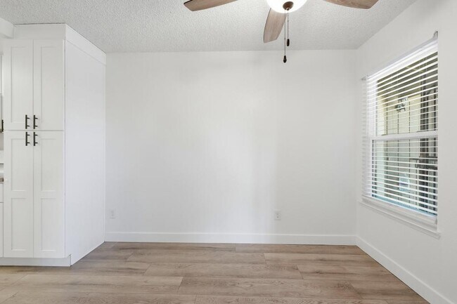 Building Photo - 426 Cherry Ln