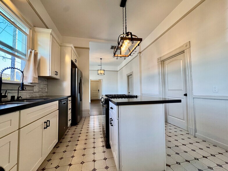 Building Photo - 1054 24th St