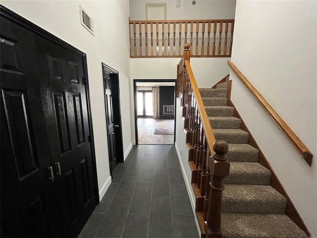 Building Photo - 2115 Redcliff Dr