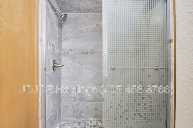Building Photo - 431 W Curtis Dr