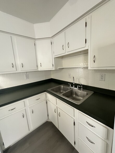 Building Photo - 991 Deerfield Ct