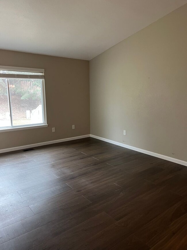 Building Photo - Beautifully Updated single-level duplex in...
