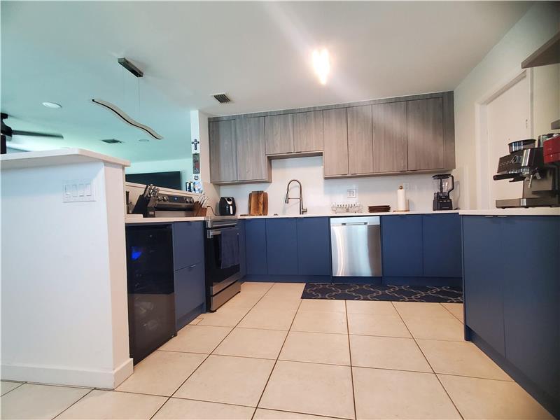 Building Photo - 558 SE 27th Terrace