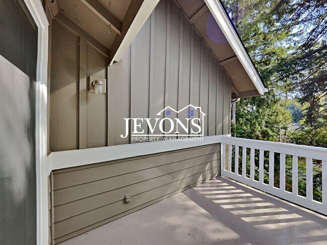 Building Photo - Fabulous 2 Bedrooms, 2 Bathroom, Top-Floor Condo in Klahanie