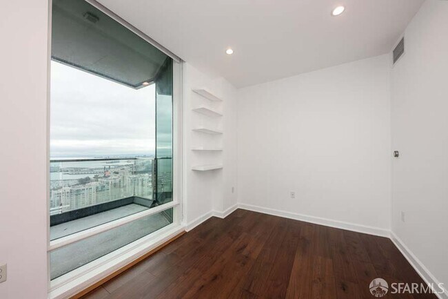 Building Photo - 425 1st St