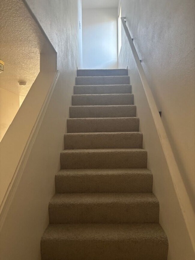 Building Photo - 4 Bed 2.5 Bath in Hillsboro