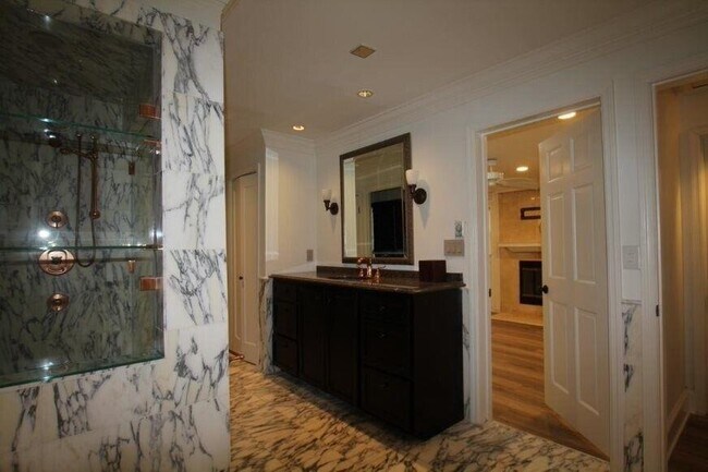 Building Photo - 4104 N Ivy Rd NE