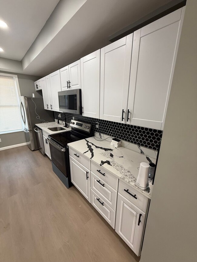 Building Photo - Freshly Renovated Home on Up and Coming St...