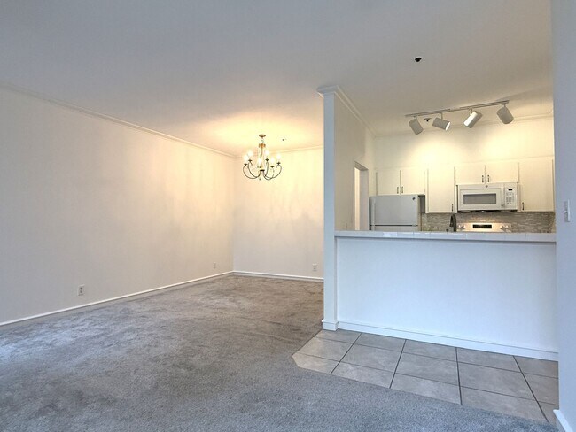 Building Photo - Top Floor Condo in Nob Hill