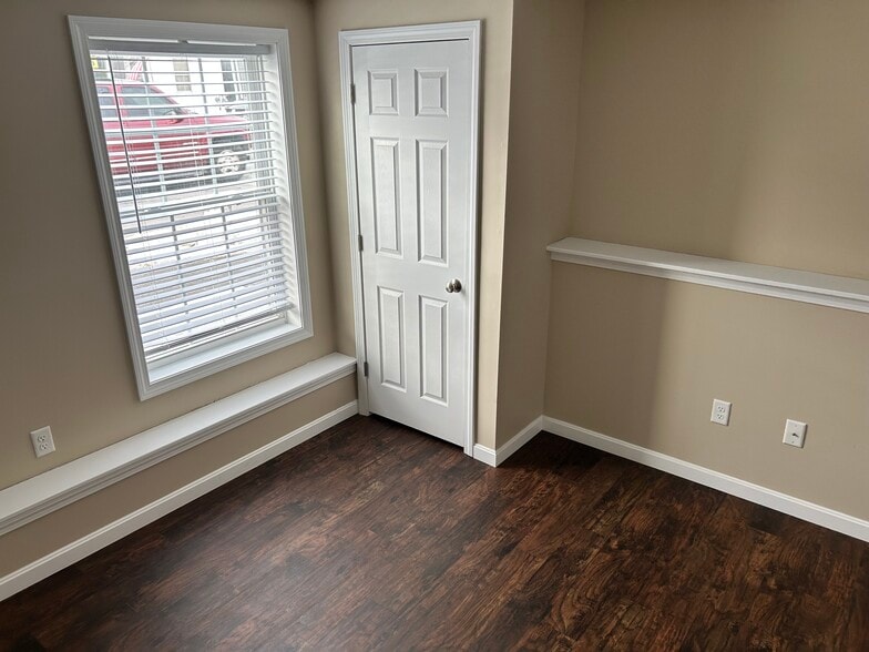 Building Photo - 9 Main St