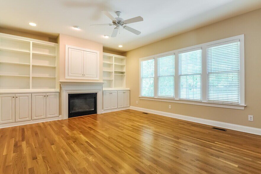 Building Photo - 420 Longbourn Dr