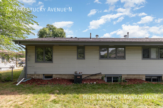 Building Photo - Great 4 BR / 2 BA Twin Home in Brooklyn Park