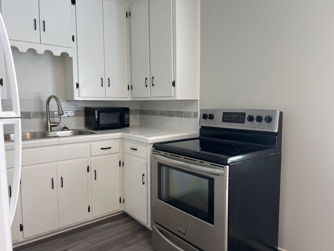 Building Photo - Charming 2 Bedroom