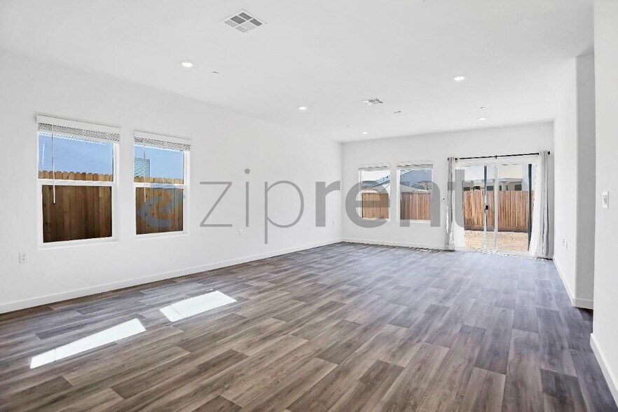 Building Photo - 6173 E Robinson Ave