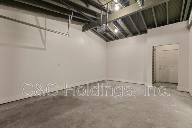 Building Photo - 4541 E 32nd Pl