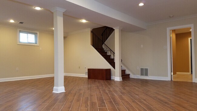 Building Photo - Spacious single family home in established Rockville neighborhood available now!