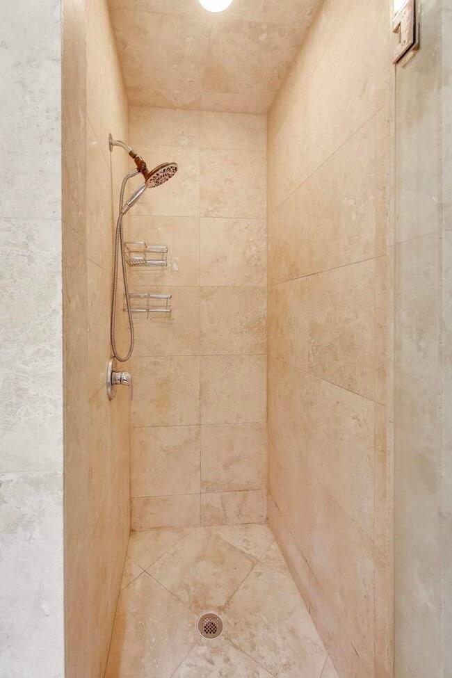 Building Photo - 4331 N Sacramento Ave