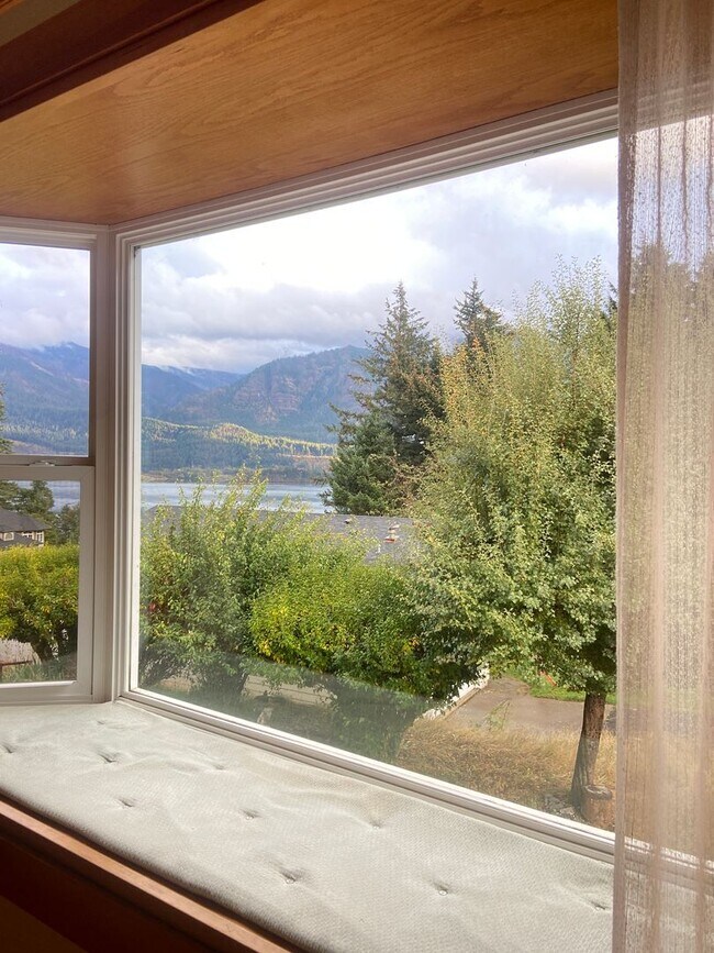 Building Photo - Charming Mid Century Home with Stunning River Views in Stevenson, WA